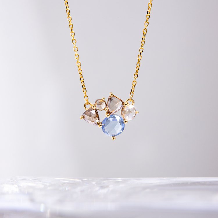 OLIVIA YAO JEWELLERY Luminesce 18K藍蕾絲花咖鑽金項鍊。圖／OLIVIA YAO JEWELLERY提供