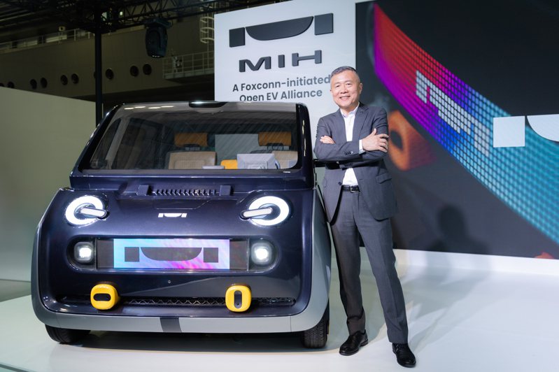 MIH執行長鄭顯聰與首度展示的Project X三人座概念車。MIH／提供