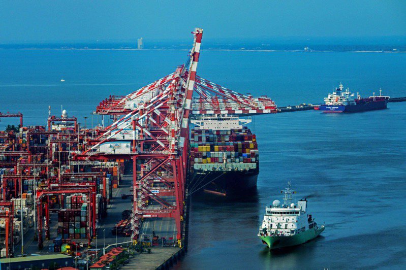 中國大陸研究船「實驗6」25日停靠在斯里蘭卡可倫坡的港口。法新社
