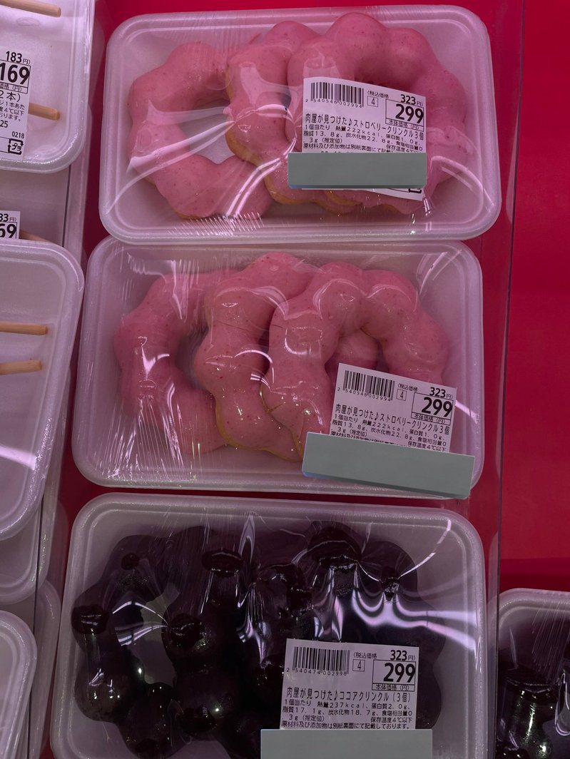 日本超市所販賣的甜甜圈包裝，因長得像冷藏肉品，而引起熱議。圖／擷自X