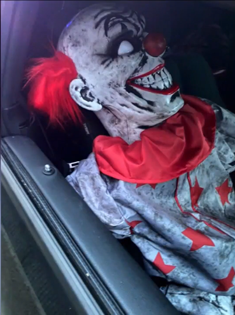美國華盛頓有民眾將恐怖小丑人偶放在副駕駛座，直接開上高乘載車道，最終被警方發現並開罰。圖／擷自《紐約郵報》