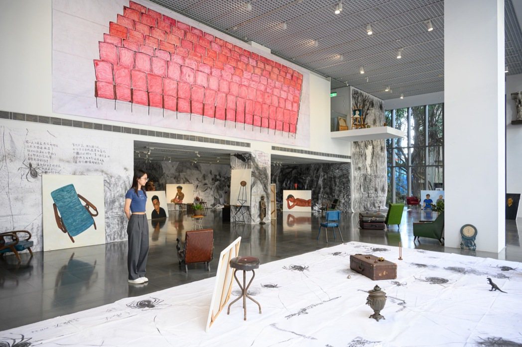 「蔡明亮的日子」二樓展場，懸於牆上的作品靈感來自電影《不散》，共有127張紅色座...