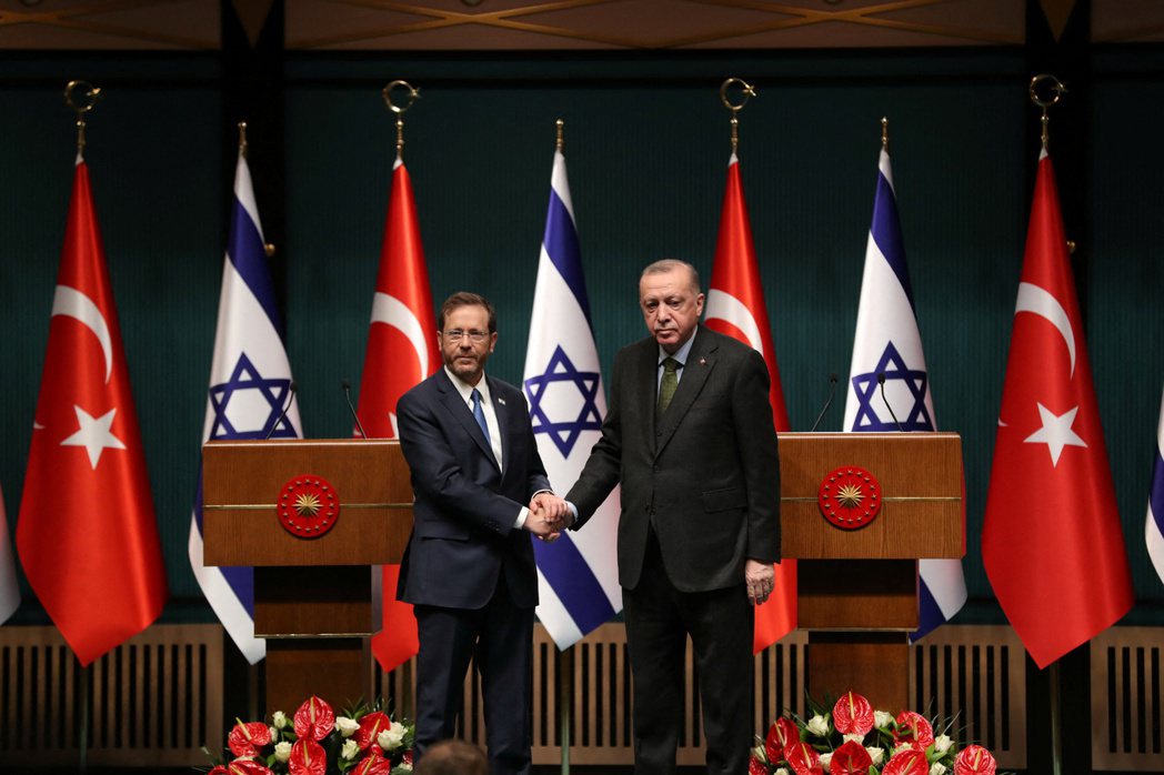 以色列總統赫爾佐格（左）2022年正式出訪土耳其，右為土耳其總統厄多安。 圖／路...