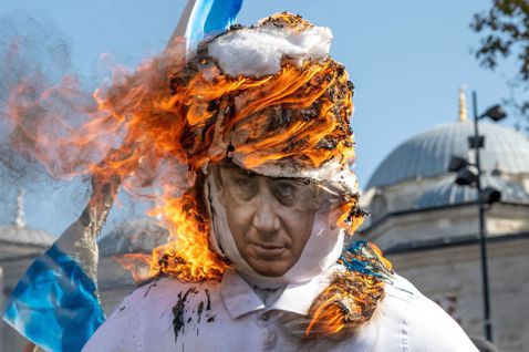 在伊斯坦堡舉行的一場反以色列的示威活動中，抗爭者焚燒以色列國旗和貼上以色列總理納...