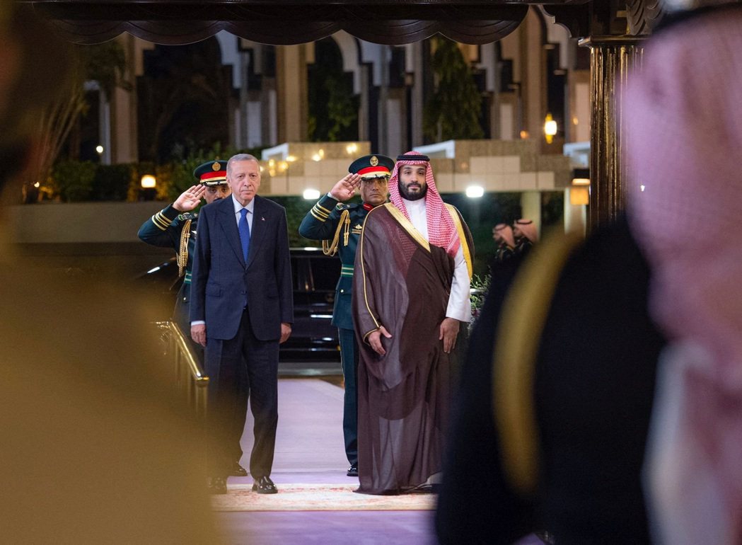 厄多安今年出訪海灣國家，首站在沙烏地阿拉伯與王儲MBS會面。 圖／路透社　