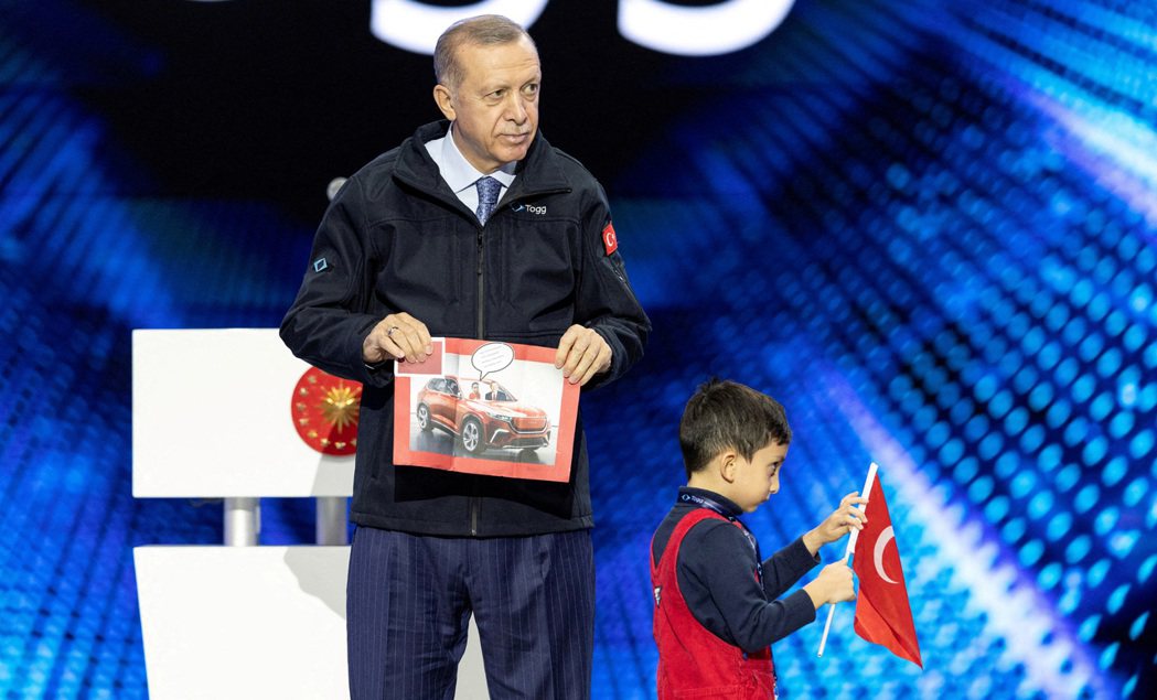 厄多安出席土耳其國產電動車TOGG工廠的開幕儀式，國產電動車一直是厄多安及執政黨...
