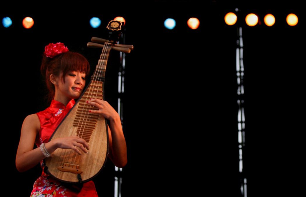 2011年在台灣國際藝術節彈奏琵琶的表演者。 圖／美聯社  