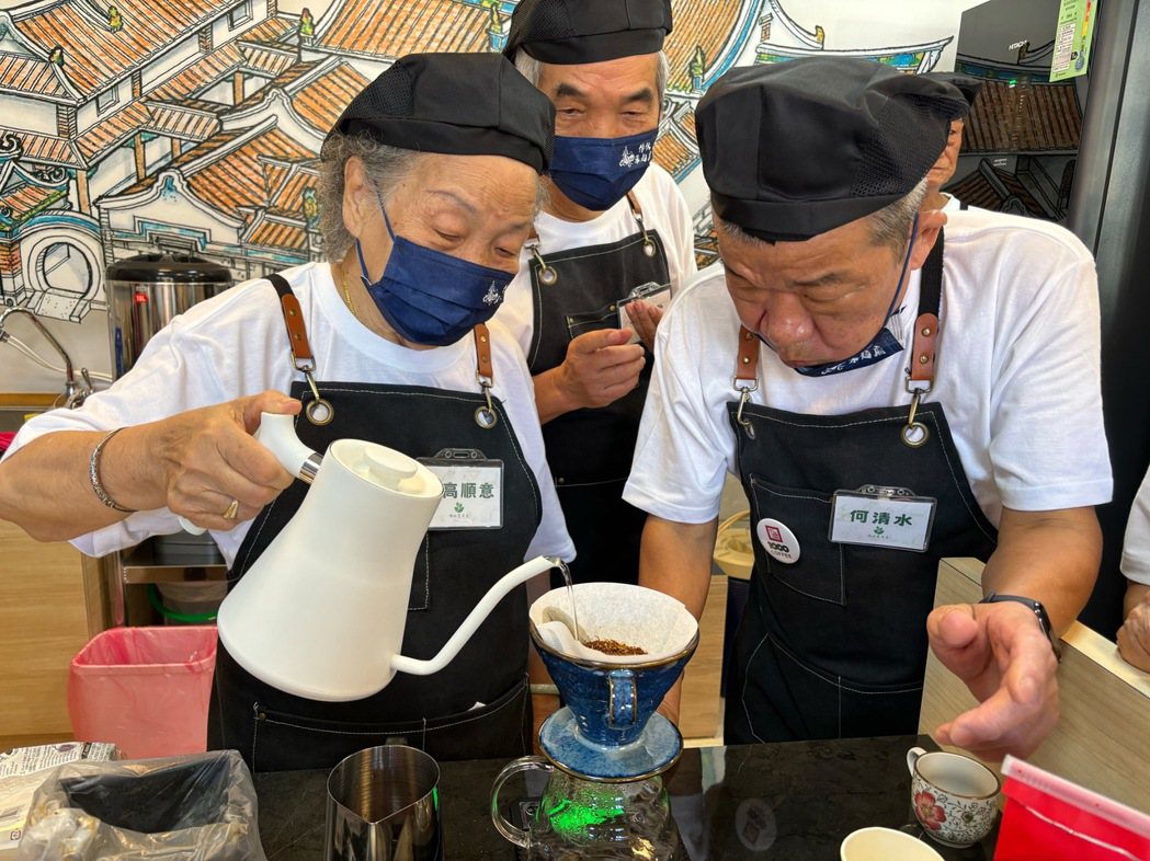 高齡90歲的劉高順意（左）展現沖咖啡的手藝，贏得一片讚賞。