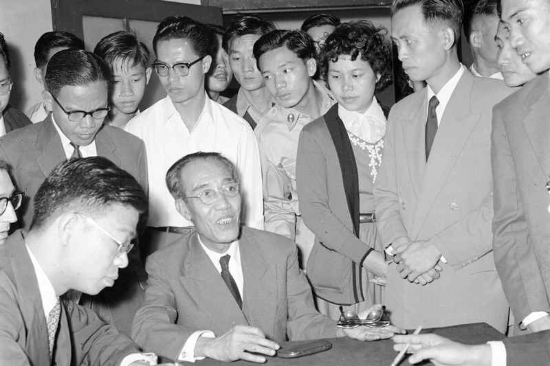 1956年10月27日，越南首任駐華公使宗室誨（坐者左二）抵台，在機場接受記者採訪。圖／聯合報系資料照片