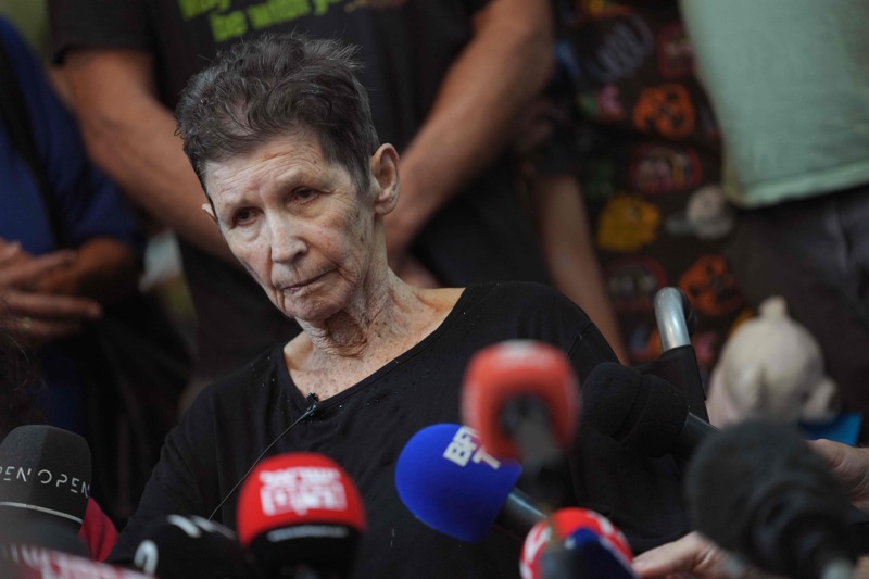 遭哈瑪斯俘虜但已獲釋的以色列人利夫希茨說，她被關在加薩地道中，但看守人員善待人質。法新社