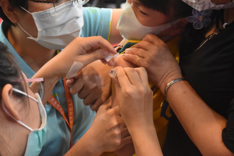 疾管署公布流感疫苗接種率，台北市低於全國平均，北市衛生局今指出，今年接種踴躍，較去年同期成長13%。情境示意圖。本報資料照片