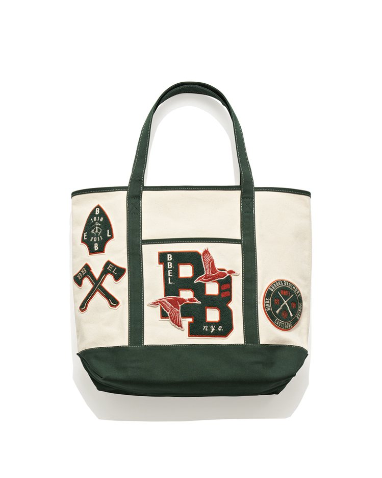 Brooks Brother x EASTLOGUE系列徽章貼飾帆布托特包，7,190元。圖／Brooks Brothers提供