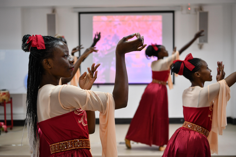 大陸透過「一帶一路」積極輸出中國文化。圖為今年中秋節，肯亞學生在奈洛比大學孔子學院舉辦的中秋慶典活動上表演中國傳統舞蹈。新華社