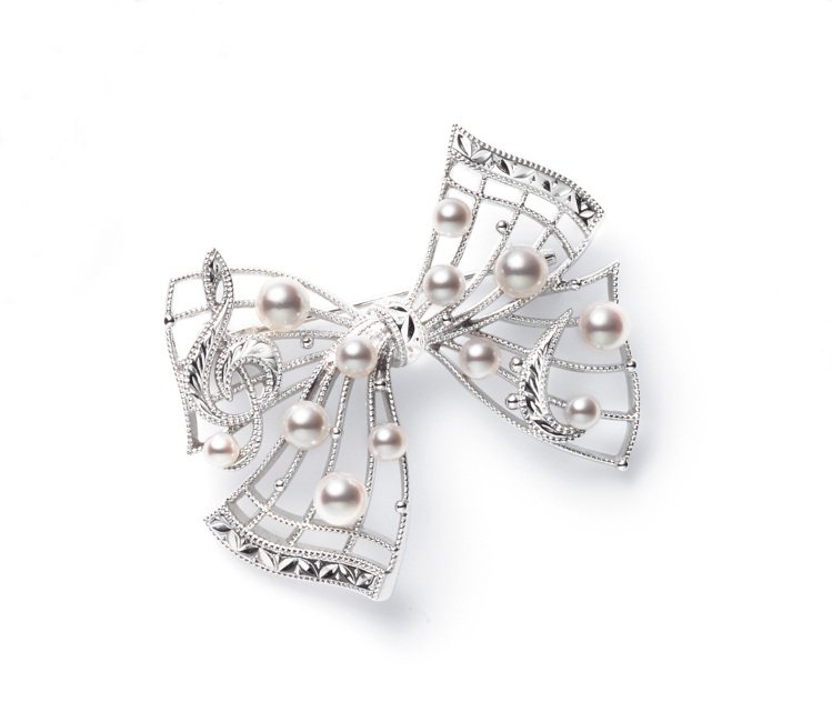 網路限定MIKIMOTO音符造型蝴蝶結珍珠胸針，27,000元。圖／MIKIMOTO提供