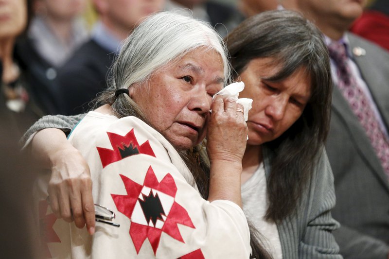 加拿大聯邦法院在24號做出和解協議批准，政府須賠償230億加幣（約台幣5506億元）給原民兒童及家屬，圖為一名寄宿學校倖存者在真相和解委員會於2015年舉辦的閉幕儀式中落淚。路透