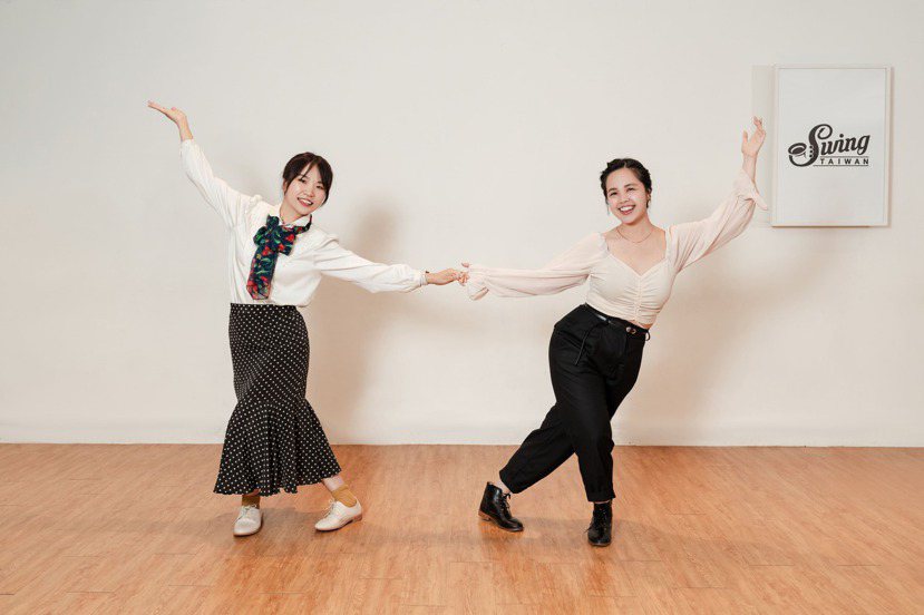 SwingTaiwan舞蹈老師UU(左)和Tiffany分享爵士搖擺舞的樂趣，鼓...