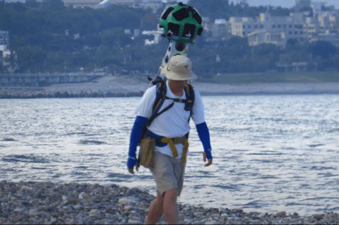 荒野保護協會志工身背3D攝影機記錄海岸地貌。 圖／荒野保護協會提供