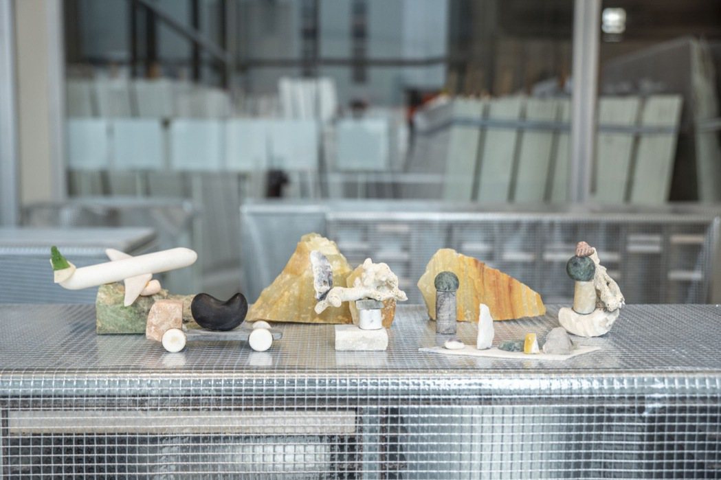 藝術家林立仁擅以小型石材疊石創造童趣意象，也以「大人石の樂高」工作坊形式邀請大眾...