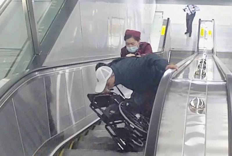 武漢1名老伯日前帶同輪椅於地鐵站乘搭扶手電梯，其間失重心連人帶椅向後方跌倒，幸好1名站內女職員從遠處留意到情況，於千鈞一髮之際從後接住他。（微博影片截圖）