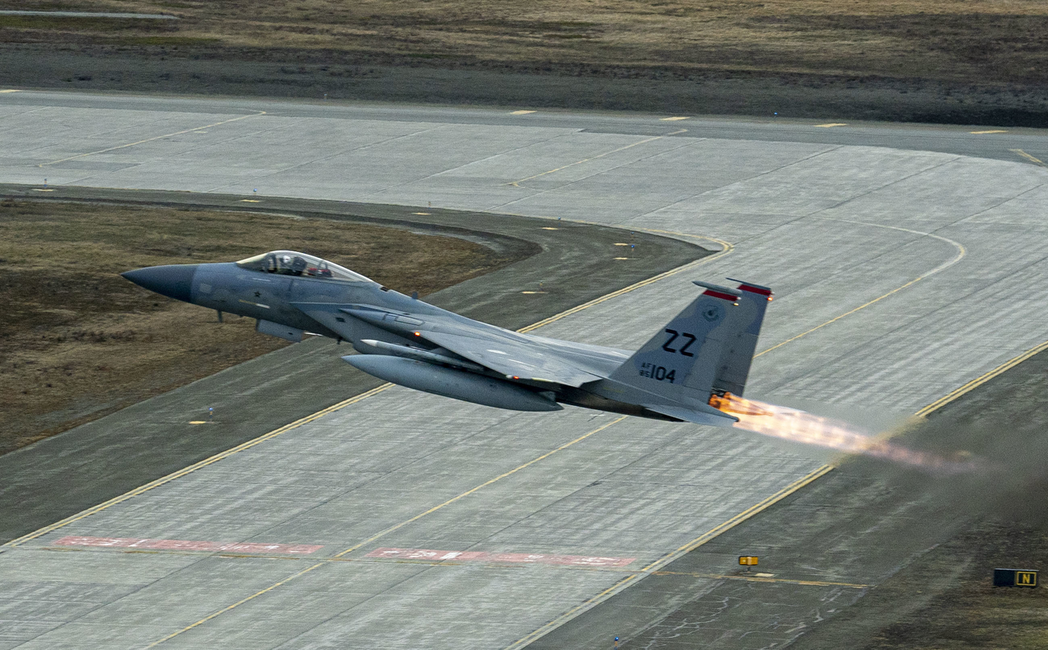 圖為駐沖繩美軍的第18飛行隊F-15C戰機。「台灣有事，日本有事」這句出自日本已...