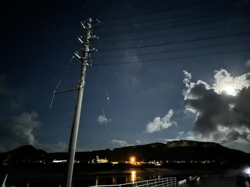 圖為張鎭宏在沖繩拍攝的夜景，整套系列寫下來身心俱疲，只好夜觀星象療癒一番。 圖／...