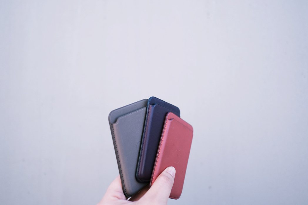 （左）第三代iPhone MagSafe卡套可以放置4張卡片、並具備尋找功能。p...