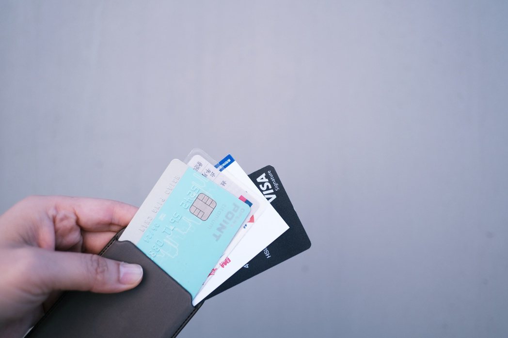 第三代以再生成分製成的iPhone MagSafe卡套可以放進兩張信用卡、身分證...