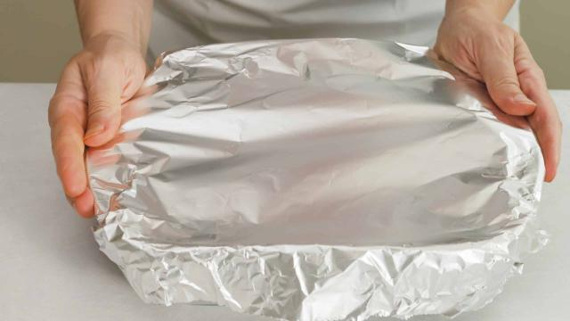 鋁箔紙是現代料理必備的工具之一，具有抗高溫、耐熱及耐磨等特性。 圖／Hello醫...