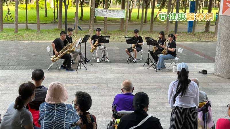 台北大學揪鄰近社區長輩一起舉辦森林音樂會，希望透過社區融合，讓青銀共學老。 圖／...