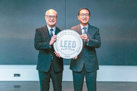 中國信託金融園區二度獲頒LEED 4.1 O+M白金級認證，由美國綠建築協會（USGBC）北亞區董事總經理杜日生（左）頒發予中信金控總經理陳佳文（右）。 中信金控／提供