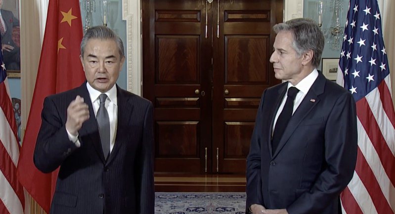 美國國務卿布林肯（Antony Blinken，右）26日在國務院接待來訪的中共中央外事工作委員會辦公室主任兼外長王毅（左）。取自國務院直播畫面