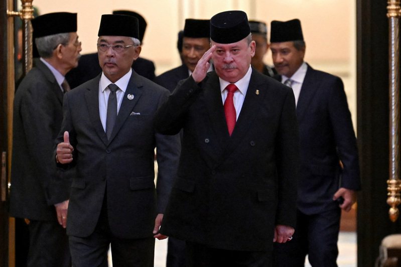 馬來西亞馬來統治者理事會今天召開特別會議，選出柔佛州蘇丹伊布拉欣（圖右）為第17任國家元首，明年初就任。路透社