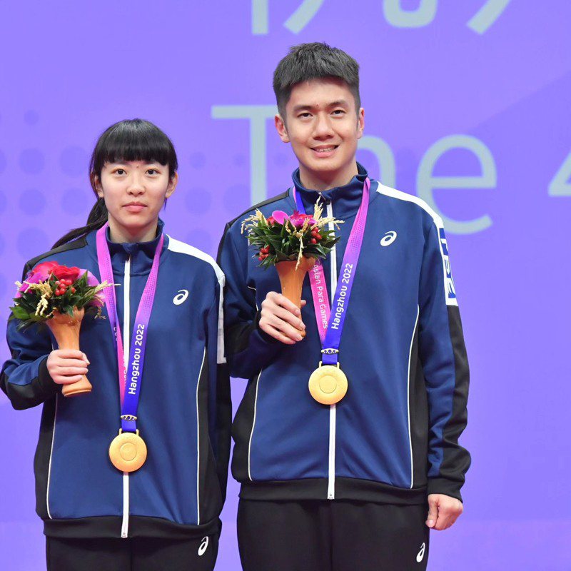林駿梃(右)與林姿妤奪下亞帕運桌球混雙金牌。