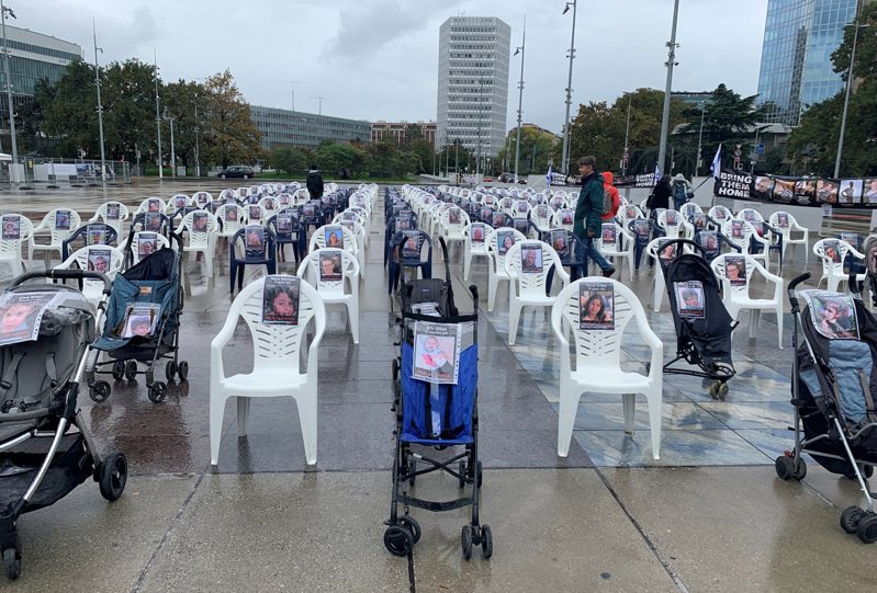 示威人士今天在瑞士日內瓦的聯合國（UN）辦事處外擺設200多張空椅和空嬰兒車。路透社