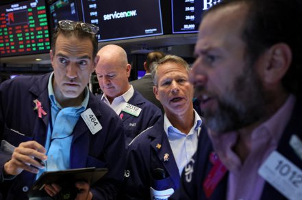 科技股大跌拖累美國股市周四下挫，三大指數都收黑。路透