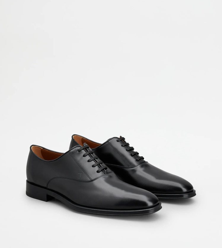 屬正裝配件的黑色牛津鞋，本季重返台灣、並將成為紳士風格的重要配件，39,900元。圖／TOD'S提供