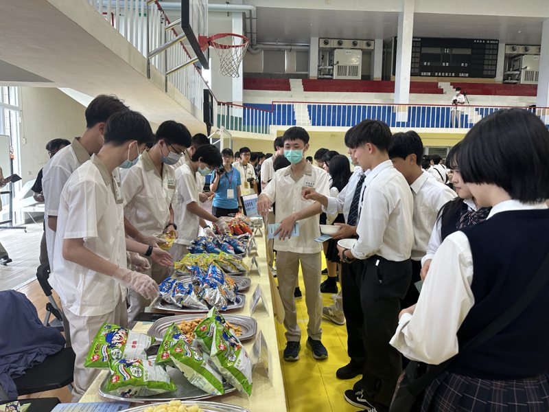 屏東高中規畫充滿台灣特色的文化交流，讓日本姐妹校學生們品嘗台灣各種零食餅乾。記者劉星君／攝影