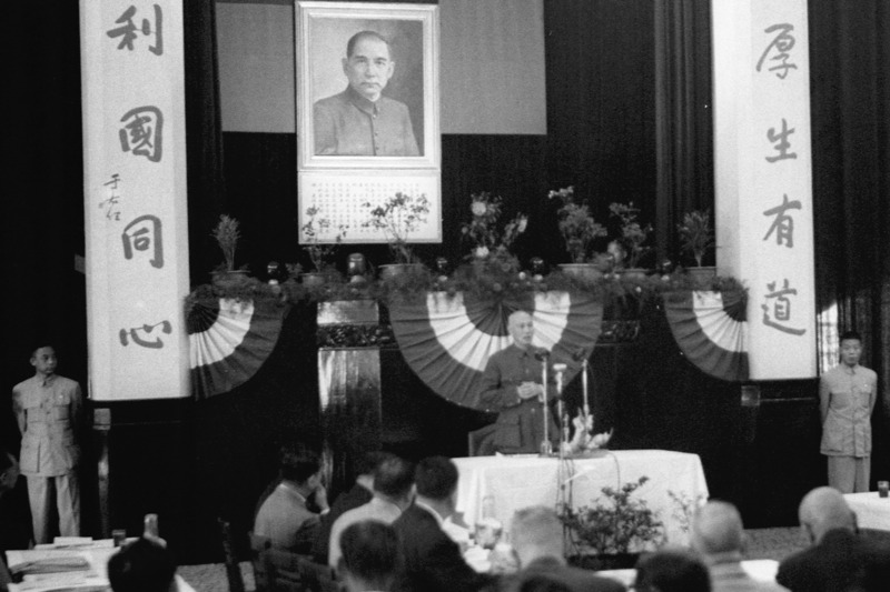 1956年10月28日，華僑經濟檢討會議在台北中山堂舉行開幕典禮後，蔣中正總統親臨致訓。圖／聯合報系資料照片
