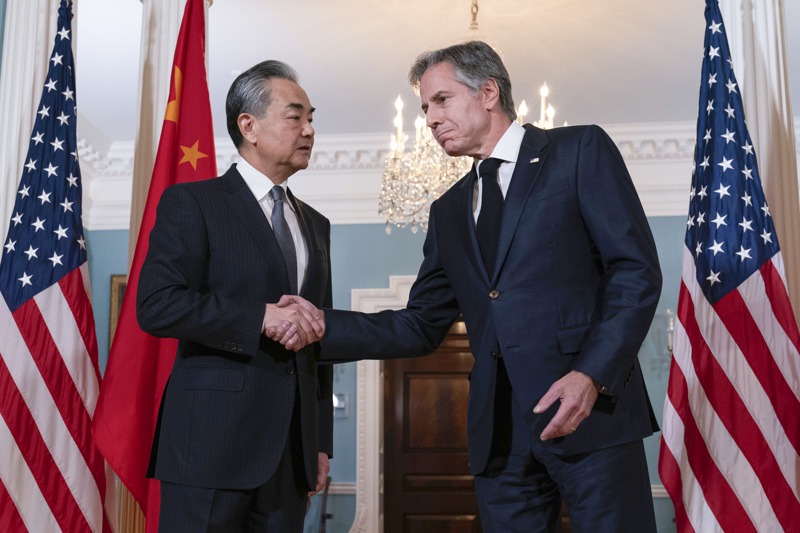 中國大陸外交部長王毅（左）已於10月26日抵達華府，與美方舉行三天的會談，右為美國國務卿布林肯。美聯社