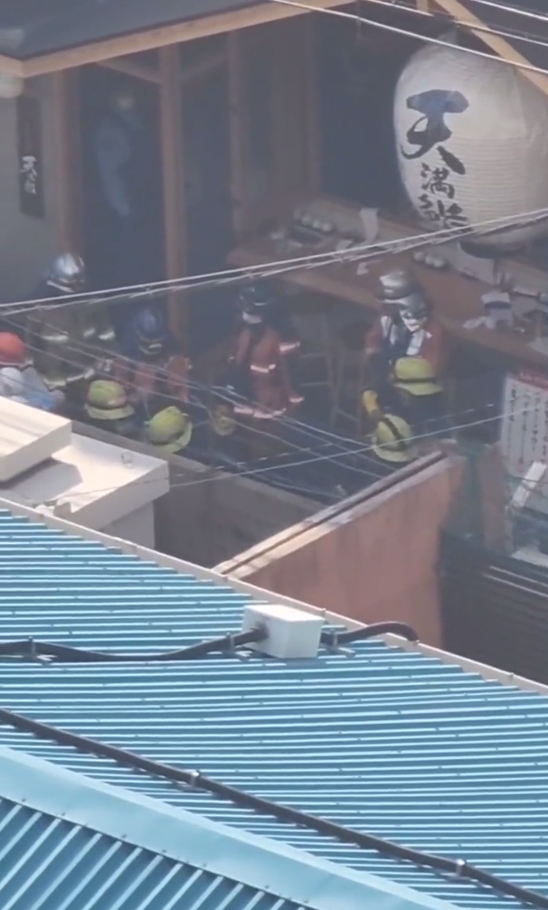 日本大阪市北區一間壽司店當地時間28日下午發生爆炸，造成壽司店員工和客人等12人受傷。警方在現場拉起封鎖線維持秩序。圖／擷自社群平台X