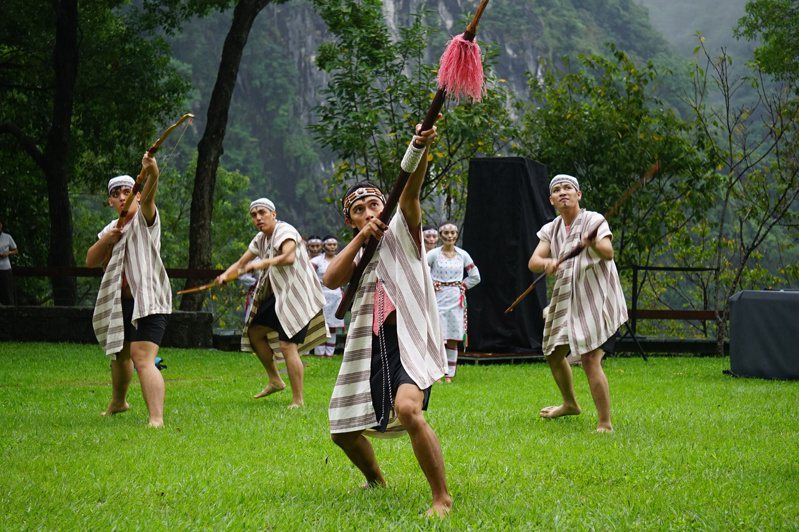 太魯閣峽谷音樂節今天登場，請來多個原住民團體、歌手、台北愛樂等演出，吸引上千人聆賞。聯合報記者王燕華／攝影