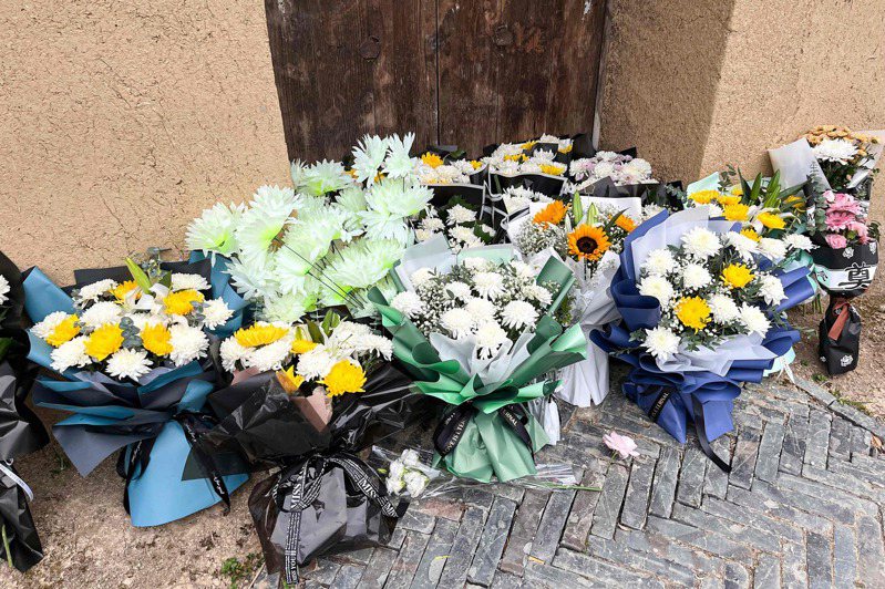 民眾為悼念大陸前國務院總理李克強，在他的故居擺放鮮花。法新社