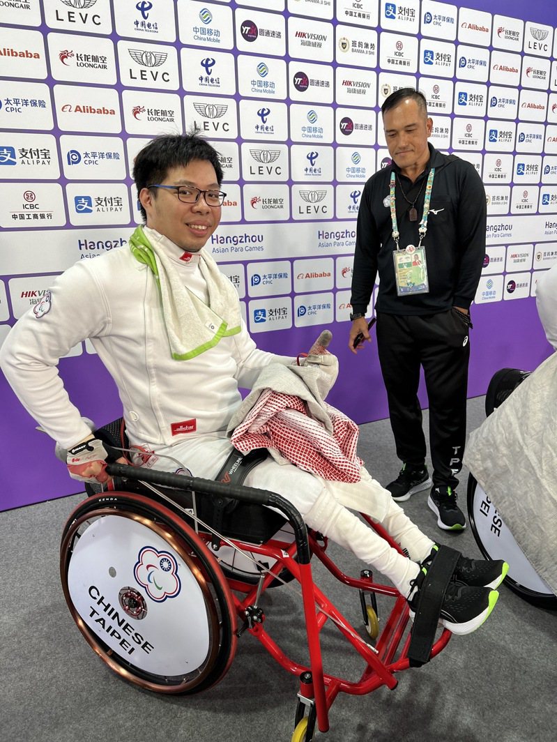 台灣首度征戰亞帕運輪椅擊劍項目，成員廖偉廷（左）靠著量身打造的特製輪椅，28日助台灣輪椅擊劍男團在杭州亞帕運擊敗蒙古隊、收下首勝，以第7名作收。 中央社