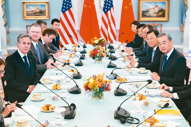 中共中央外辦主任兼中國大陸外長王毅（右）廿六至廿八日訪美，由他領銜的中方代表團，廿七日在華府國務院和美國國務卿布林肯（左）率領的美方代表團進行會談。（法新社）