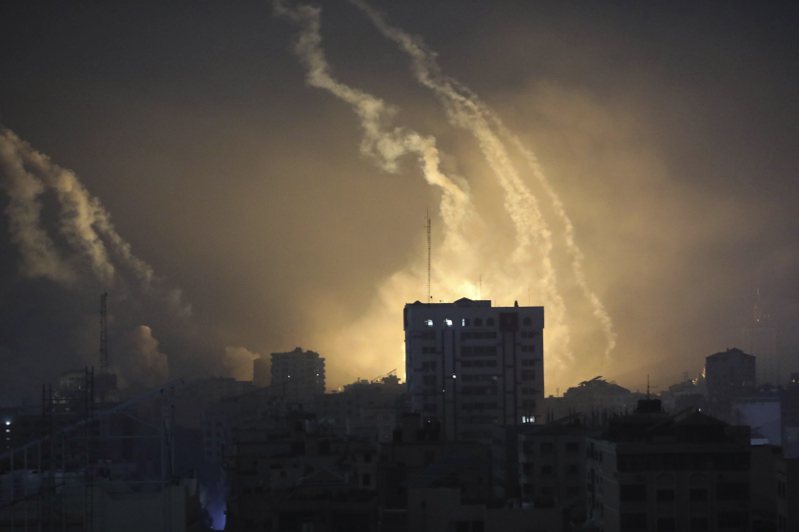 以色列27日持續擴大空中與地面部隊的軍事行動，對加薩地區進行大規模猛烈轟炸，切斷加薩的通訊與大部分網絡連線。美聯社