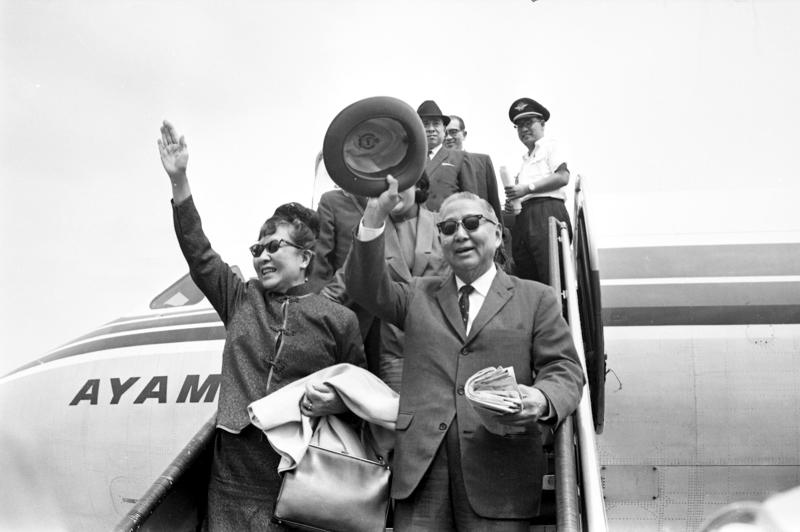 1965年10月29日，行政院前院長孫科（前排右）夫婦，搭機抵台參加國父百年誕辰紀念活動。記者陳明輝／攝影