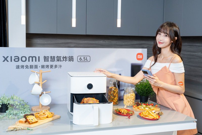 Xiaomi智慧氣炸鍋6.5L料理溫度範圍控制在40˚C至220˚C，內建NTC智慧溫度控制技術，烹調過程中精確監控溫度，不用擔心過焦或沒熟的情形。圖／小米台灣提供