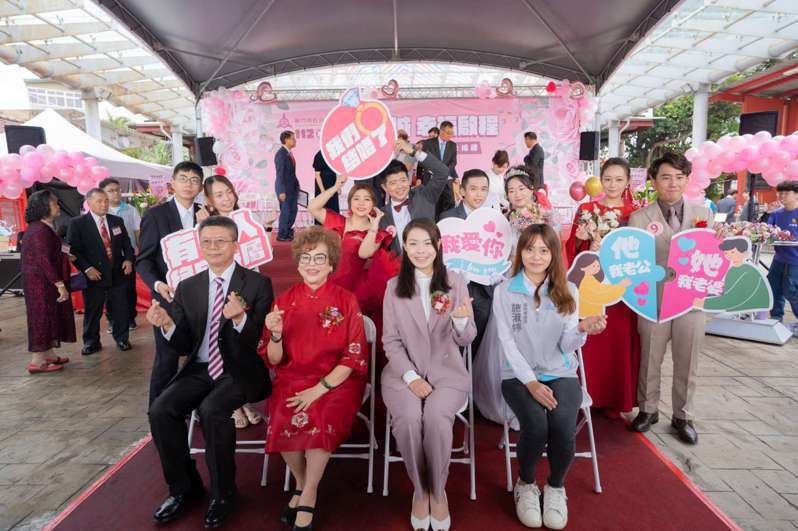 新竹市政府今天在普天宮舉辦一年一度的新竹市民聯合婚禮，市長高虹安到場見證19對新人互訂終身。圖／竹市府提供