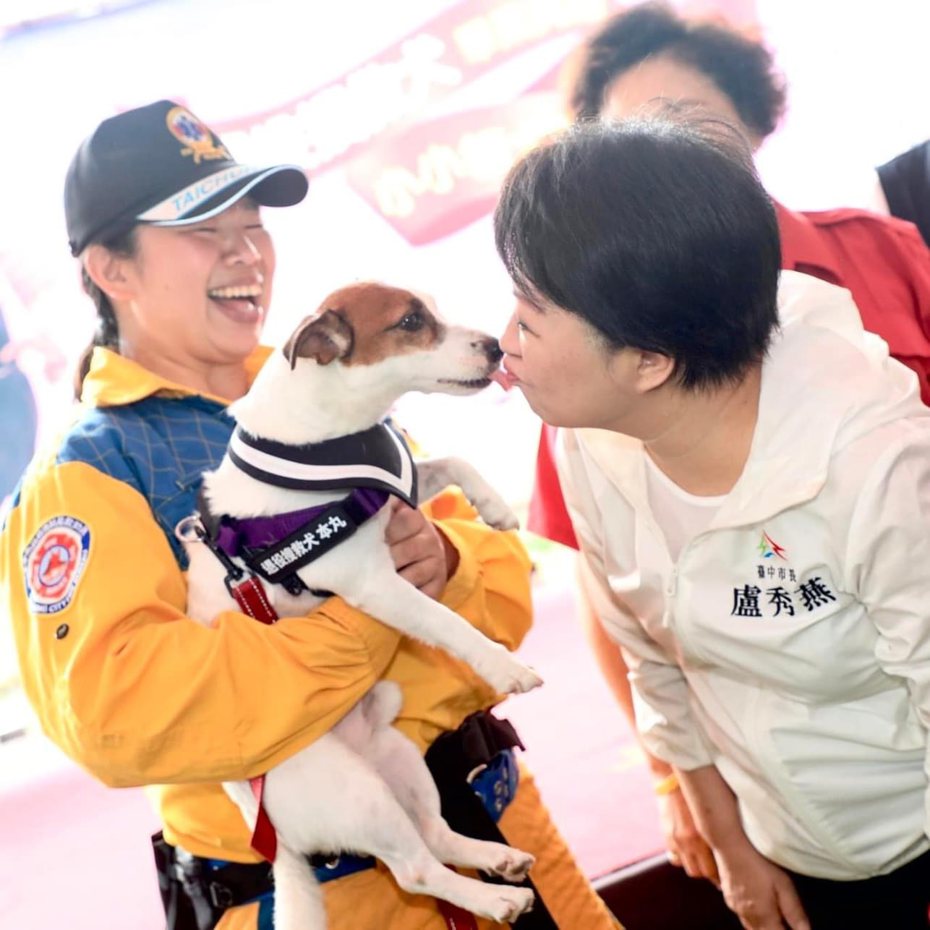 台中市長盧秀燕親親搜救犬，留下可愛畫面，讓臉書小編看了感動落淚。圖／取自臉書