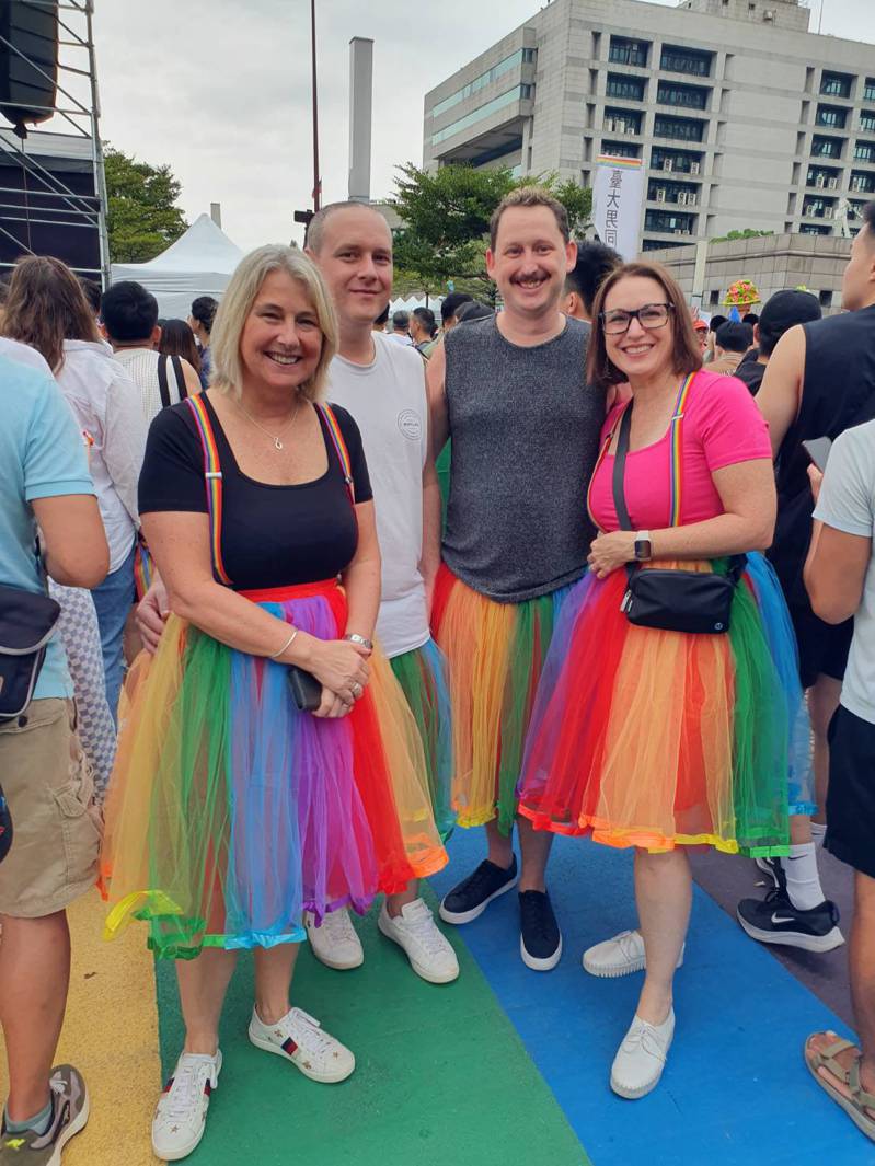 外國朋友穿著彩虹裙一起參加今年同志遊行。記者彭宣雅／攝影